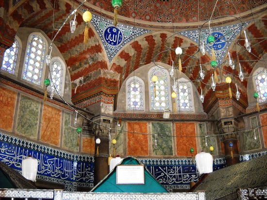 Istanbul:
Türbe von Süleyman dem Prächtigen - das Innere ist prächtig ausgeschmückt.