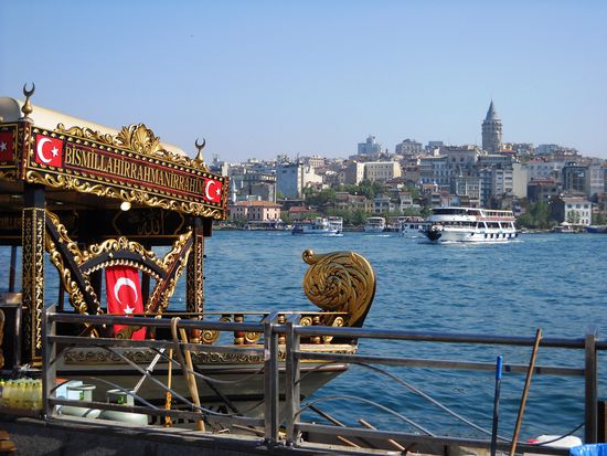 Istanbul:
Eine Bosperus-Rundfahrt sollte man unbedingt einplanen.
Vom Boot aus sieht man viele Sehenswürdigkeiten.