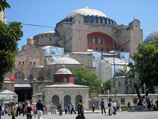Istanbul:
1.000 Jahre war die Hagia Sofia die größte Kirche der Christenzeit, bis sie von der Peterskirche in Rom abgelöst wurde.
