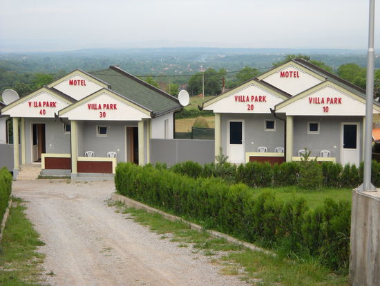 In der Nähe von Peje (Pec) - Kosovo.
Das "Hotel" macht doch einen sehr guten Eindruck, oder?
Leider fehlten im Bad die Wasseranschlüsse an den Waschbecken!