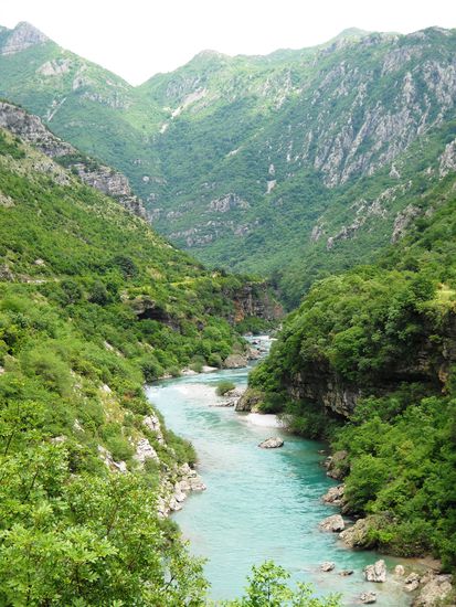 Durch den wildromantischen Tara-Canyon ...