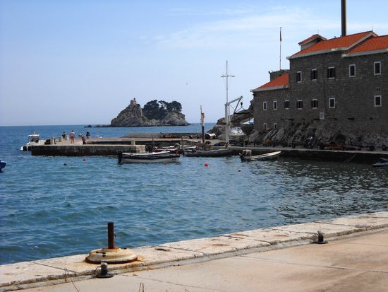 In Petrovac trinken wir einen Kaffee am Hafen, aber übernachten wollen wir hier nicht. Zu viele Touristen.