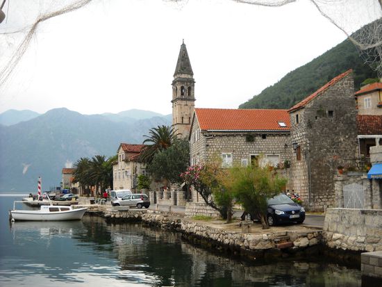 In der Bucht von Kotor - Montenegro - finden wir  in dem kleinen Ort Perast das schöne Hotel-Admiral, mit Restaurant-Terrasse im Meer.