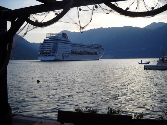 Bei einem fürstlichen Abendessen konnten wir dieses Kreuzfahrtschiff beobachten.