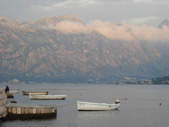 In der Bucht von Kotor - Regenwolken hängen über den Bergen.