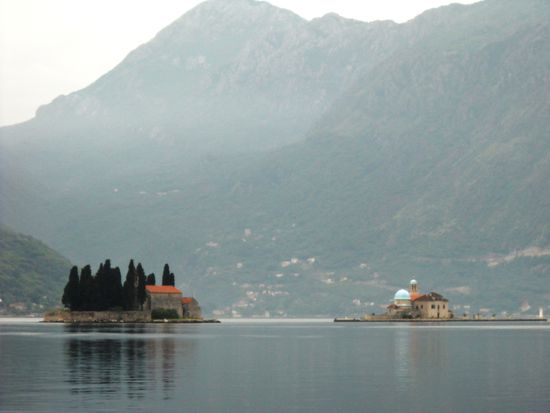 Perast - Bucht von Kotor:
Blick von der Terrasse des Hotels auf diese Klosterinseln.