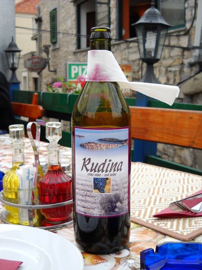 In dem ehemals kleinen Fischerdorf - heute großer Touristenort - Primosten in Kroatien haben wir auf einer Dachterrasse ein einigermassen gutes Fischessen. Wir sind nun verwöhnt von dem meist sehr guten Essen in der Türkei.