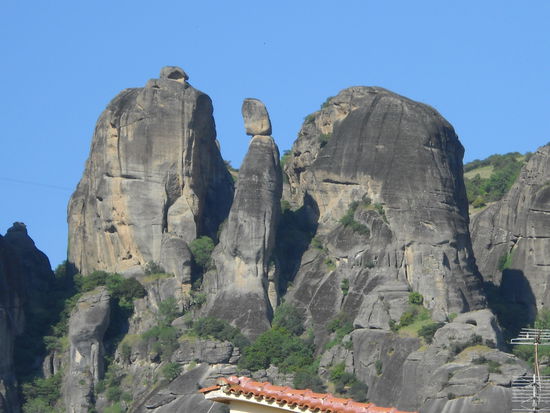 Blick von unserem Hotelfenster auf die Felsnadeln der Meteora-Klöster in Kalambaka - Griechenland