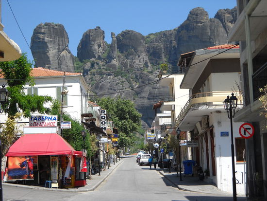 In den Straßen von Kalambaka - zur Mittagszeit - alle sind beim Essen!