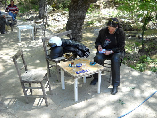 In der Teebar - mitten in der Pampa, auf dem Weg nach Bergama - waren die Stühle zwar wackelig, aber der Wirt war sehr freundlich und der Tee hervorragend.