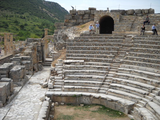 Ephesus:
Das erste Gebäude innerhalb der Mauern ist das relativ gut erhaltene Odejon (Ratskammer) mit den halb-kreisförmig angeordneten Sitzen.