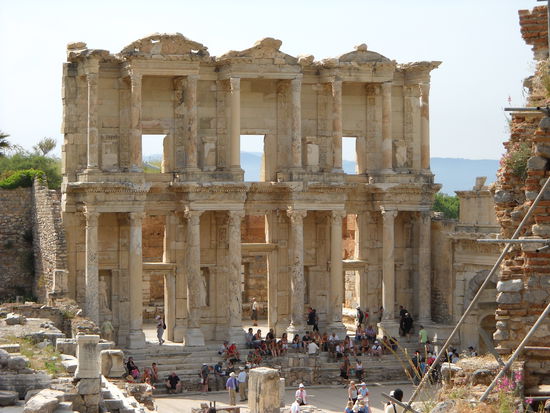 Das bedeutenste Bauwerk der Stadt ist sicher die Celsusbibliothek. Sie ist eigentlich ein Grabbau, der vom Sohn des Prokonsuls Tiberius Julius Celsus (117-125) errichtet wurde.