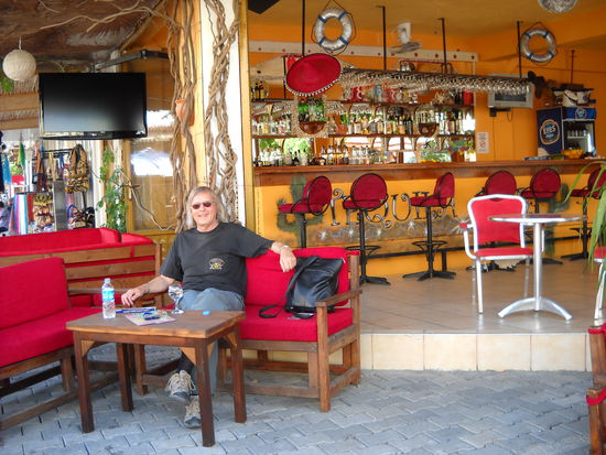 Daylan:
Rolf hat mit dem Besitzer dieser Bar eine nette Unterhaltung, während ich beim Friseur bin.