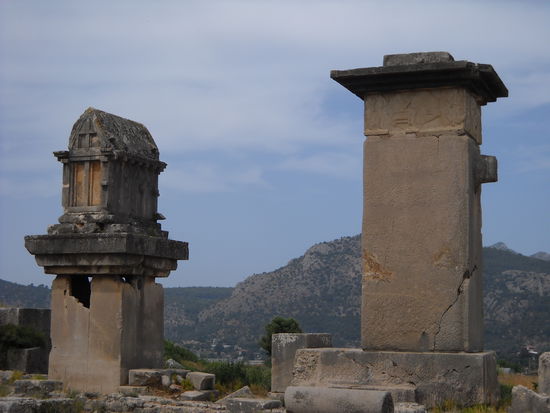 Xanthos:
Das viereckige Harpyienmonument besteht aus einem 5,4 m hohem Monolithpfeiler.