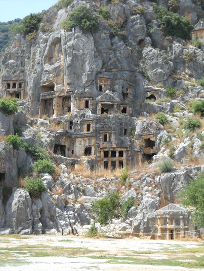 Myra, im 5. Jh. v. Chr. gegründet, war eine führende Stadt im Lykischen Bund. Hier finden sich auch viele Felsgräber.