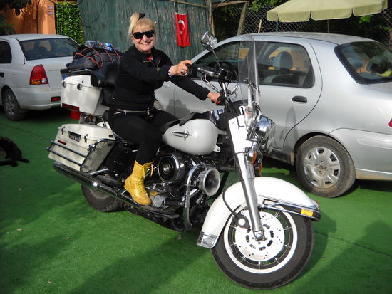 Ayur, die Besitzerin der Pension Sima Peace in Cirali. Sie wollte unbedingt mal auf Rolfs Motorrad sitzen.