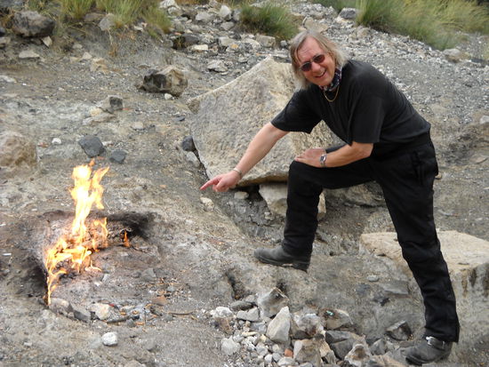 Chimaira ist ein Kultort des nahegelegenen antiken Olympos, in der Nähe von Cirali. Viele erdgasgespeiste Flammen züngeln durch kleine Spalten aus dem Felsen. Hier war das Ungeheuer Chimäre Zuhaus.