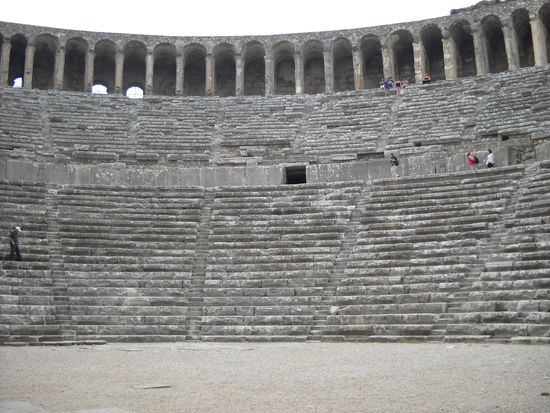 Aspendos:
Das Theater war riesig und bot 20.000 Zuschauern Platz.