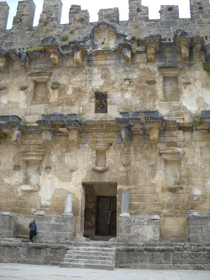 Aspendos:
Die Fassade des 30 m hohen Bühnenhauses war mit Marmor verkleidet und mit 40 Säulen, Statuen und Reliefs geschmückt.