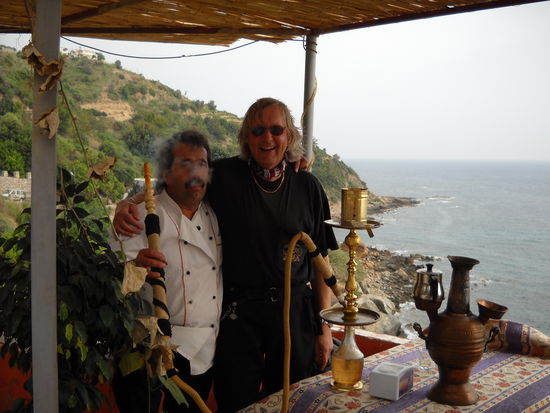 Rolf raucht mit dem netten Besitzer des Restaurants Sato eine Wasserpfeife.