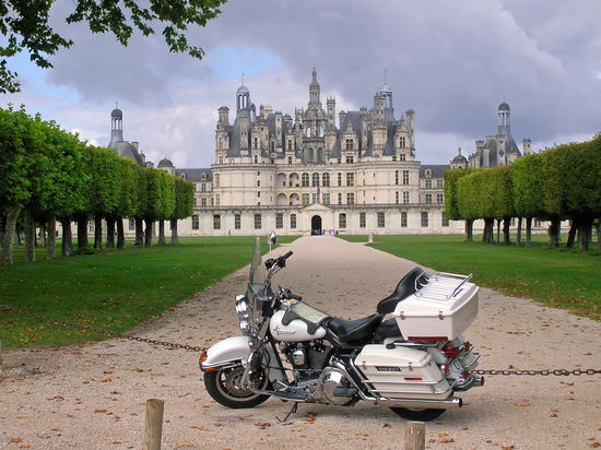 Blick durch die Allee auf Chamborg - das größte der Loire-Schlösser!