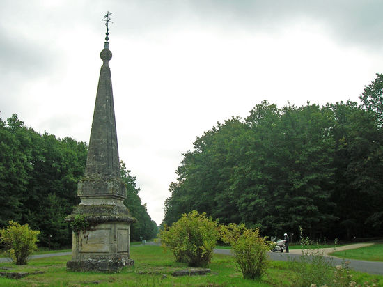 Pyramide de Genille - dieses, wie ein Obelisk gestaltetes, Zeichen - machte früher im Wald von Loches eine wichtige Wegkreuzung sichtbar.