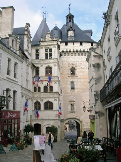 In der Altstadt von Loches - links ist das Rathaus zu sehen, daneben der Picois-Turm.