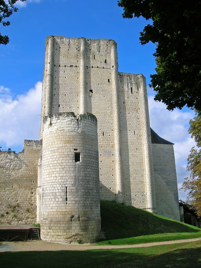 Donjon von Loches - einer der ältesten Bergfriede Europas - 36 m hoch.
Erbaut wurde er von Fulko III. der Schwarze, Graf von Anjou. Im 15. Jh. wurde die Festung in ein Gefängnis umgewandelt, welches bis 1926 genutzt wurde.