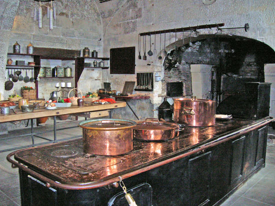 Die moderne Küche des Schlosses Valencay. Talleyrand war ein Feinschmecker und veranstaltete auf Valencay fürstliche Abendessen.