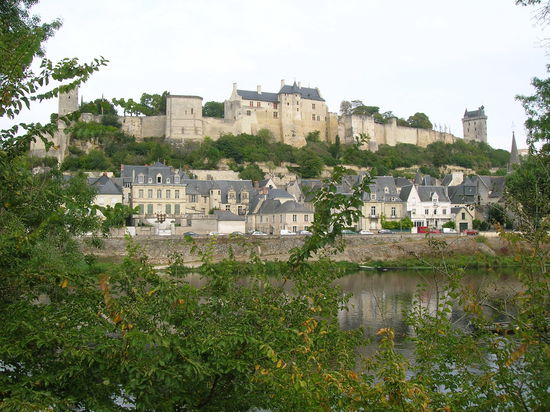 Diesen Blick hatten wir von unserem Campingplatz an der Vienne auf den Burgfelsen von Chinon - einfach nur herrlich.