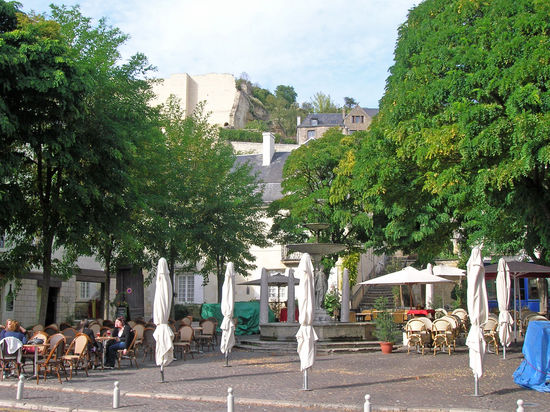 Zentraler Platz in der Altstadt von Chinon.