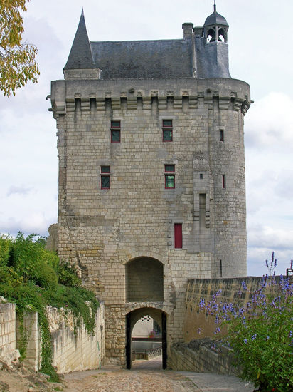 Der Uhrturm der Festung Chinon.