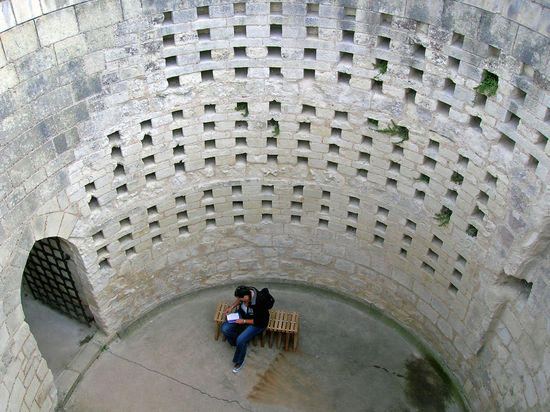 Der Coudray-Turm der Festung Chinon, der 3 Stockwerke hat.
Jeanne d'Arc wohnte zeitweise hier im 1. Stock.
