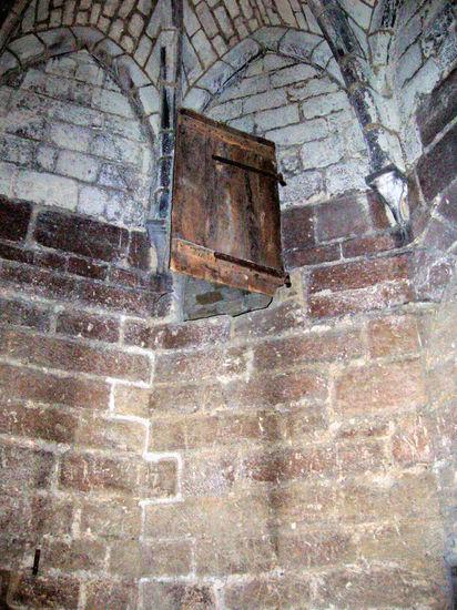 Der Courdray-Turm diente u. a. als Gefängnis für die Templer, wie man an der Tür oben erkennen kann.