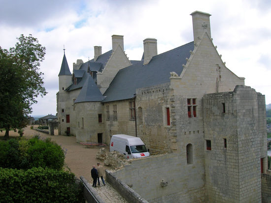 Die königlichen Gemächer der Festung Chinon. Sie sind schön restauriert. Filme, die man durch das Audio-System abrufen kann, erzählen die Geschichte der Burg.