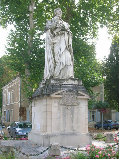 Richelieu, die rote Eminenz - liess die Stadt Richelieu ab 1631 errichten.