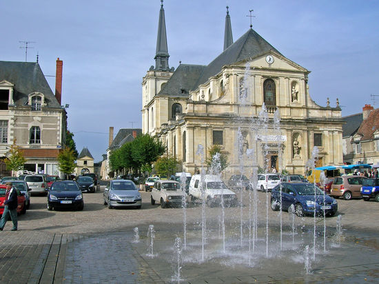 Die Kirche Notre Dame am Marktplatz in Richelieu.