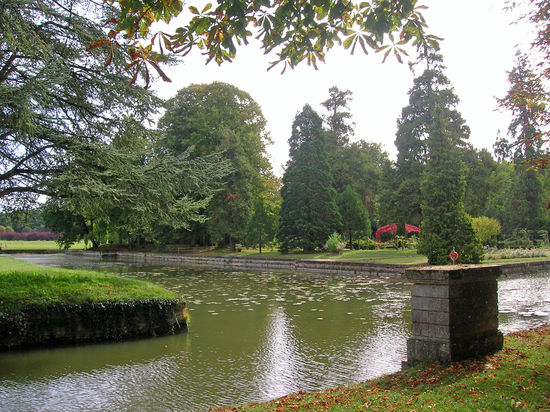 Der wunderschöne Schlosspark mit einem der Kanäle in Richelieu.