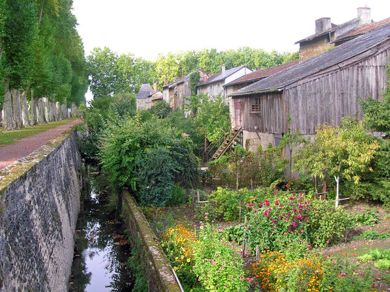 Der Ort Richelieu ist von einem Wassergraben umgeben.