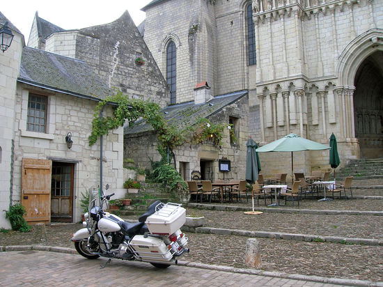Aufstieg zur Wallfahrtskirche St-Martin in Candes-St-Martin - links ist ein schönes Restaurant zu erkennen.