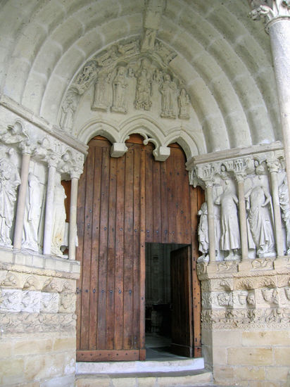 Eingang zur Kirche St-Martin in Candes-St-Martin.