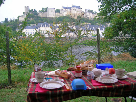 Frühstückstisch an der Vienne in Chinon - immer mit Blick auf die Festung.