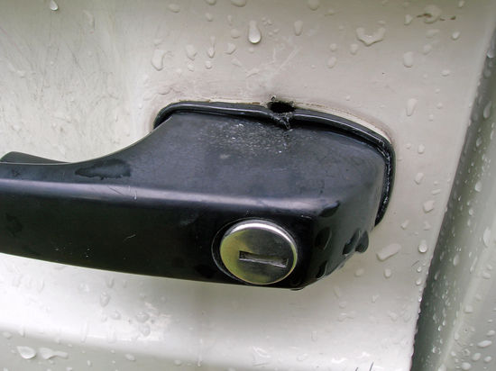 Die Beschädigung, die uns die Diebe am Campingbus zufügten. Sah nicht besonders schlimm aus, doch Zuhause musste die Tür komplett erneuert werden!