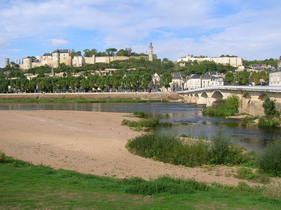 Blick auf den Burgfelsen Chinon