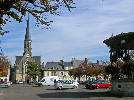 Marktplatz Montoire-sur-le-Loir.  
Historisch interessant durch die Treffen Hitlers 1940 mit Laval und Petain.