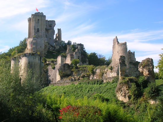 Chateau Lavardin - die mächtige Burg spielte im Kriesgeschehen des 12. Jh.s eine bedeutende Rolle.