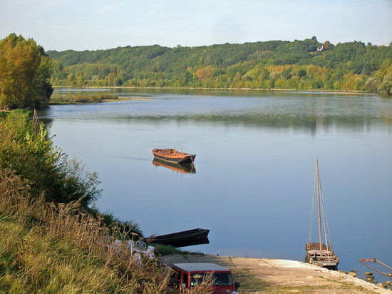 Die Loire-Deiche sind beidseitig zu befahren und führen durch wunderschöne kleine Orte.