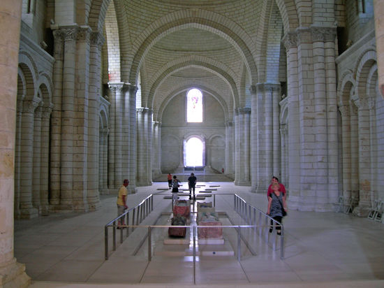 In der mächtigen Kirche liegen begraben:
Eleonore von Aquitanien, ihr Gatte Heinrich II. Plantagenet, ihr gemeinsamer Sohn, Richard Löwenherz und Isabella, Ehefrau des jüngsten Sohnes ,Johann Ohneland.