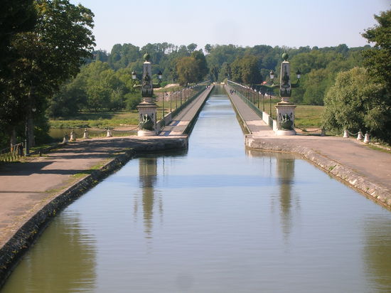 Die Pont de Briare hat eine Länge von 663 m, sie ist 2,50 m tief und 6,20 m breit.