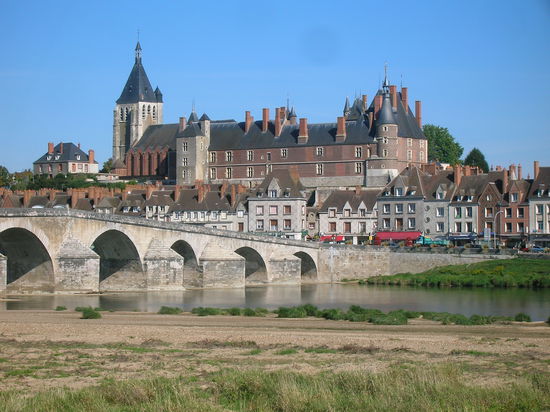 Gien - Blick auf die Loire-Brücke, das Schloss und die Kirche Jeanne d'Arc